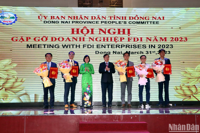 Lãnh đạo tỉnh Đồng Nai trao 5 giấy chứng nhận đầu tư cho doanh nghiệp FDI.