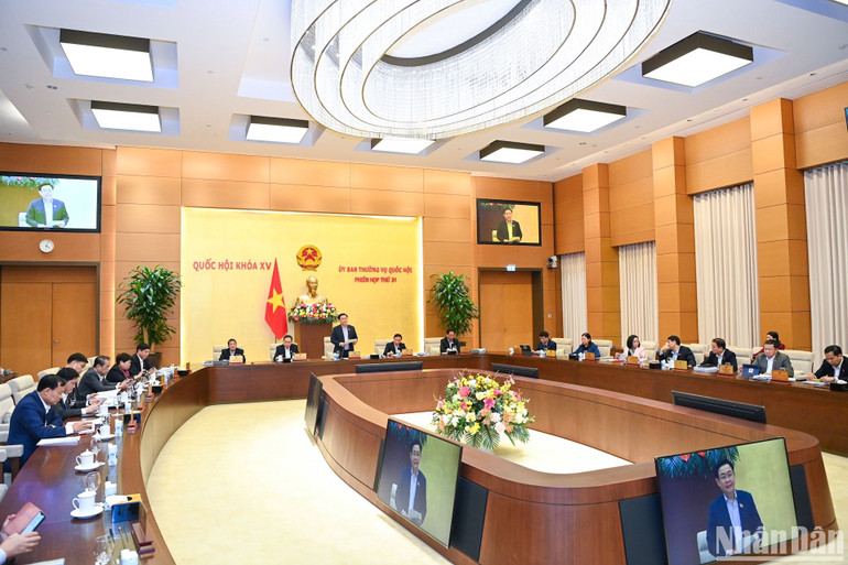 Chủ tịch Quốc hội Vương Đình Huệ điểm lại kết quả phiên họp. (Ảnh: DUY LINH)