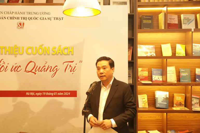 Ông Nguyễn Thái Bình, Phó Giám đốc Nhà xuất bản Chính trị quốc gia Sự thật phát biểu ý kiến tại Lễ ra mắt sách.