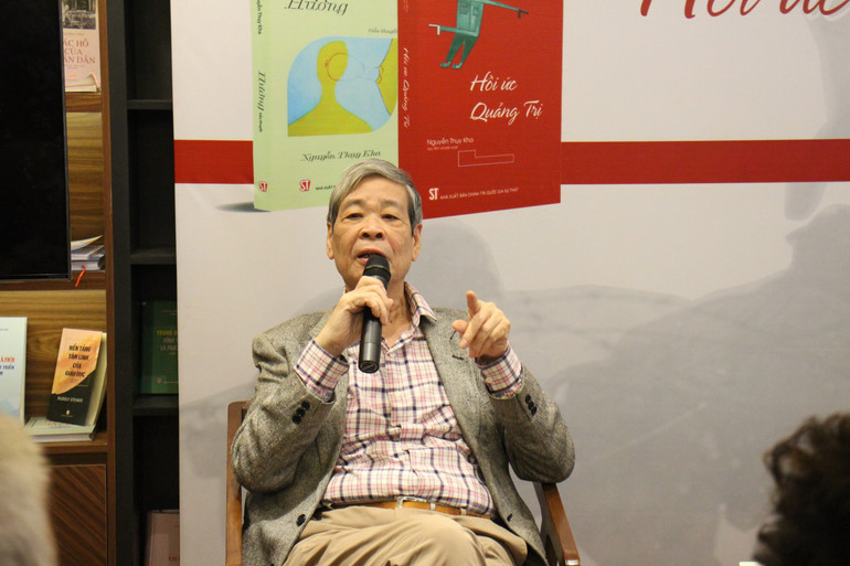 Nhà văn Nguyễn Thụy Kha chia sẻ tại Lễ giới thiệu cuốn sách "Hồi ức Quảng Trị".