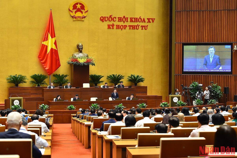 Quang cảnh phiên chất vấn và trả lời chất vấn sáng 4/11. (Ảnh: THỦY NGUYÊN)