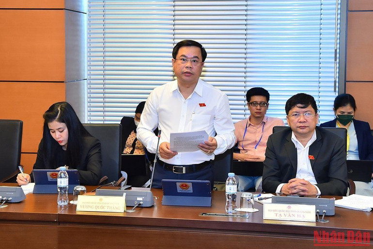 Đại biểu Vương Quốc Thắng (Đoàn Quảng Nam) tham gia ý kiến thảo luận ở tổ. (Ảnh: THỦY NGUYÊN)