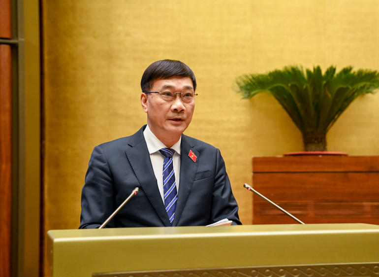 Chủ nhiệm Ủy ban Kinh tế Vũ Hồng Thanh trình bày báo cáo giải trình, tiếp thu, chỉnh lý dự thảo Luật trước khi Quốc hội biểu quyết thông qua. (Ảnh: DUY LINH)