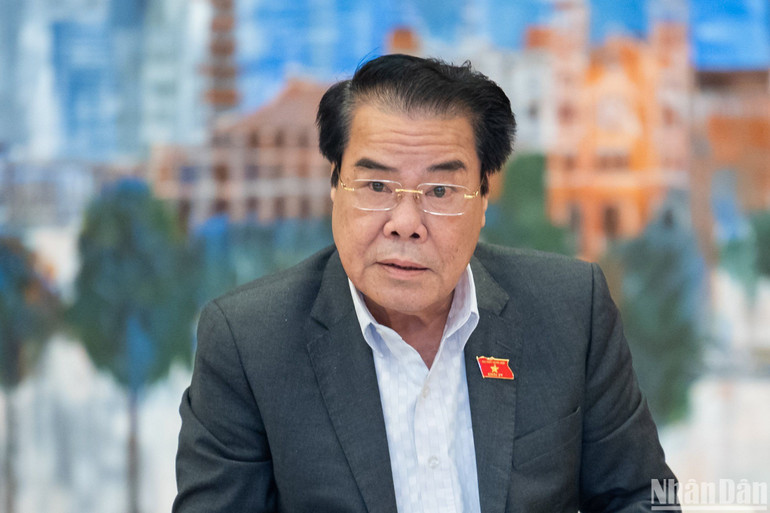 Trưởng Ban Dân nguyện Dương Thanh Bình báo cáo công tác dân nguyện của Quốc hội tháng 10 và tháng 11/2023. (Ảnh: DUY LINH)