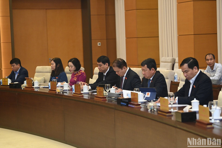 Các Ủy viên Ủy ban Thường vụ Quốc hội dự phiên họp. (Ảnh: DUY LINH)