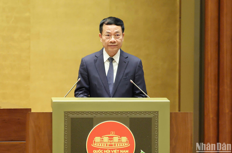 Bộ trưởng Thông tin và Truyền thông Nguyễn Mạnh Hùng trình bày Tờ trình dự thảo Nghị quyết. (Ảnh: DUY LINH)