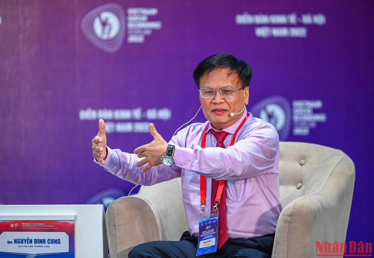 Nguyên Viện trưởng Viện Nghiên cứu quản lý kinh tế Trung ương Nguyễn Đình Cung phát biểu ý kiến tại Phiên hội thảo. (Ảnh: DUY LINH)