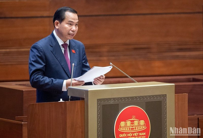 Chủ nhiệm Ủy ban Tài chính, Ngân sách Lê Quang Mạnh trình bày Báo cáo tiếp thu, giải trình, chỉnh lý dự án Luật Giá (sửa đổi). (ẢNH: ĐĂNG KHOA)