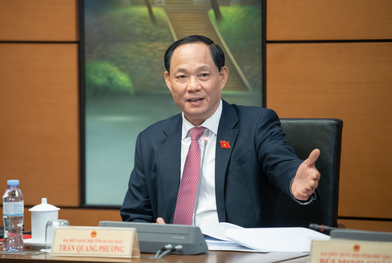 Phó Chủ tịch Quốc hội Trần Quang Phương nêu ý kiến trong phiên thảo luận tại tổ.