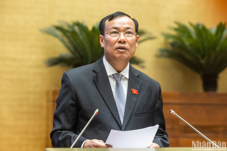 Chủ nhiệm Ủy ban Quốc phòng và An ninh của Quốc hội Lê Tấn Tới trình bày báo cáo thẩm tra về dự án Luật. (Ảnh: DUY LINH)