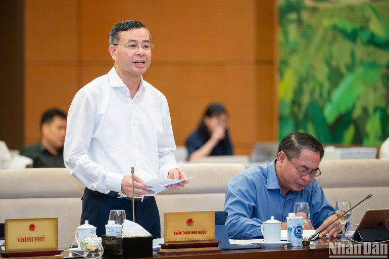 Tổng Kiểm toán nhà nước Ngô Văn Tuấn trình bày báo cáo tại phiên họp chiều 23/9. (Ảnh: DUY LINH)