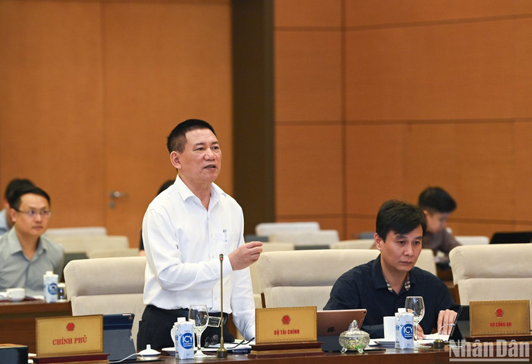 Bộ trưởng Tài chính Hồ Đức Phớc phát biểu tại phiên họp. (Ảnh: DUY LINH) Bộ trưởng Tài chính Hồ Đức Phớc phát biểu tại phiên họp. (Ảnh: DUY LINH)