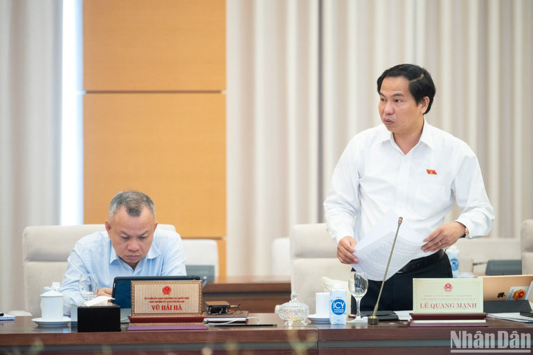Chủ nhiệm Ủy ban Tài chính, Ngân sách Lê Quang Mạnh trình bày báo cáo thẩm tra tại phiên họp. (Ảnh: DUY LINH) Chủ nhiệm Ủy ban Tài chính, Ngân sách Lê Quang Mạnh trình bày báo cáo thẩm tra tại phiên họp. (Ảnh: DUY LINH)