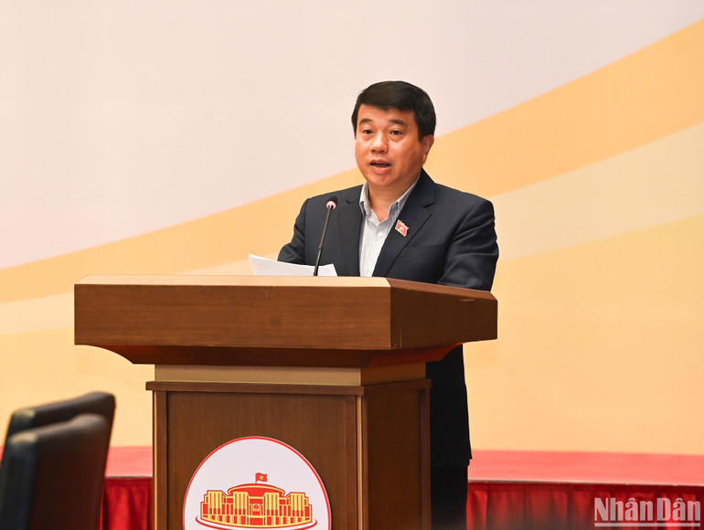 Chủ tịch Hội đồng Dân tộc Y Thanh Hà Niê K’đăm trình bày báo cáo tại Hội nghị. (Ảnh: DUY LINH)