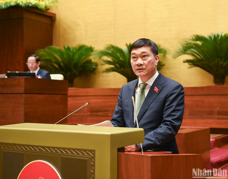 Chủ nhiệm Ủy ban Kinh tế của Quốc hội Vũ Hồng Thanh trình bày báo cáo giải trình, tiếp thu, chỉnh lý dự thảo Luật trước khi Quốc hội bấm nút thông qua. (Ảnh: DUY LINH)