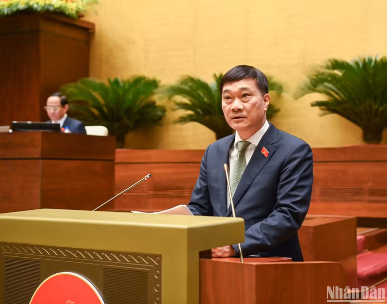 Chủ nhiệm Ủy ban Kinh tế của Quốc hội Vũ Hồng Thanh trình bày báo cáo giải trình, tiếp thu, chỉnh lý dự thảo Luật trước khi Quốc hội bấm nút thông qua. (Ảnh: DUY LINH)