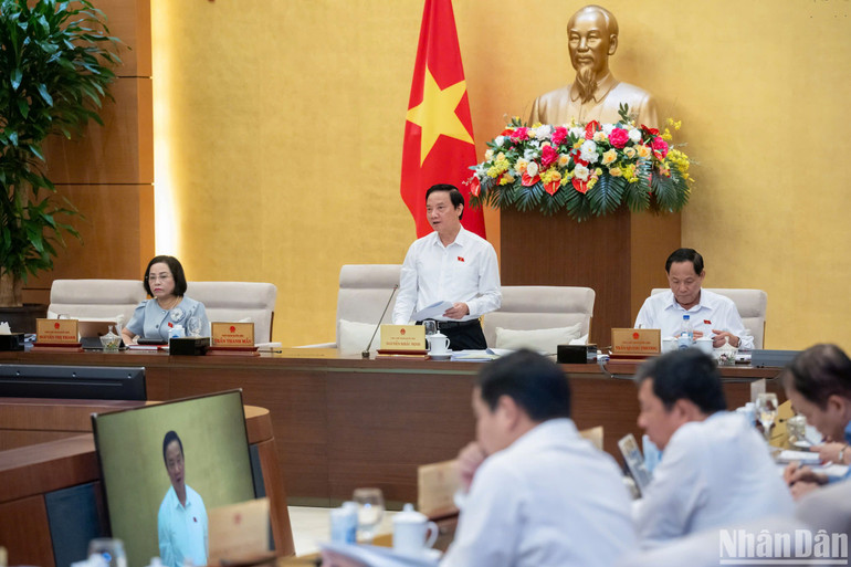 Phó Chủ tịch Quốc hội Nguyễn Khắc Định điều hành nội dung thảo luận. (Ảnh: DUY LINH)