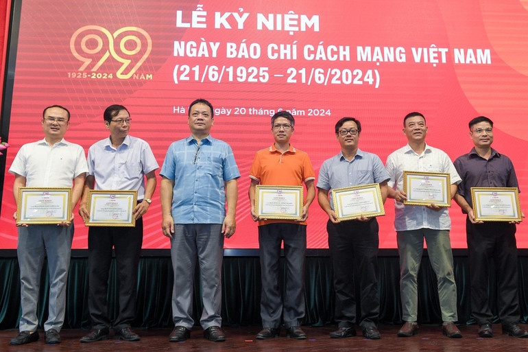 Đồng chí Phạm Song Hà, Ủy viên Ban Biên tập, Trưởng Ban Chính trị-Xã hội, Phó Chủ tịch Liên chi hội Nhà báo Báo Nhân Dân trao Giấy khen của Liên chi hội tặng các chi hội. (Ảnh: THẾ ĐẠI) Đồng chí Phạm Song Hà, Ủy viên Ban Biên tập, Trưởng Ban Chính trị-Xã hội, Phó Chủ tịch Liên chi hội Nhà báo Báo Nhân Dân trao Giấy khen của Liên chi hội tặng các chi hội. (Ảnh: THẾ ĐẠI)