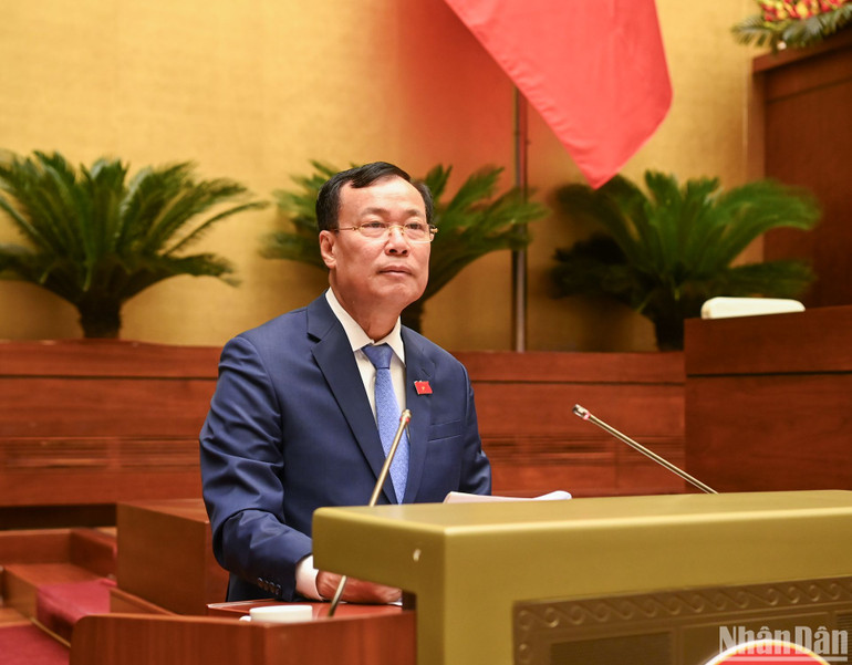 Chủ nhiệm Ủy ban Quốc phòng và An ninh Lê Tấn Tới báo cáo giải trình, tiếp thu, chỉnh lý dự thảo Luật Đường bộ trước khi Quốc hội tiến hành bấm nút thông qua. (Ảnh: DUY LINH)