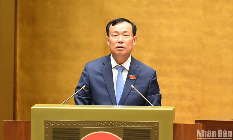 Chủ nhiệm Ủy ban Quốc phòng và An ninh Lê Tấn Tới báo cáo giải trình, tiếp thu, chỉnh lý dự thảo Luật trước khi Quốc hội biểu quyết thông qua. (Ảnh: DUY LINH) Chủ nhiệm Ủy ban Quốc phòng và An ninh Lê Tấn Tới báo cáo giải trình, tiếp thu, chỉnh lý dự thảo Luật trước khi Quốc hội biểu quyết thông qua. (Ảnh: DUY LINH)