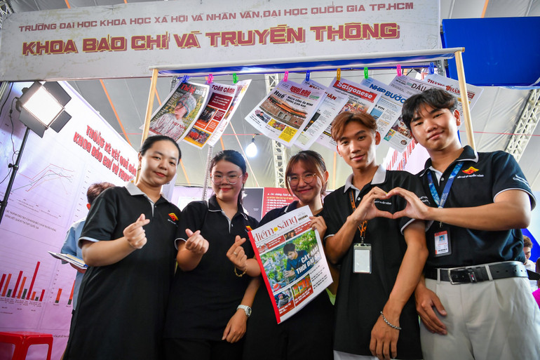 Các sinh viên báo chí không giấu được sự háo hức, thích thú khi có mặt tại ngày hội của những người làm báo cả nước.