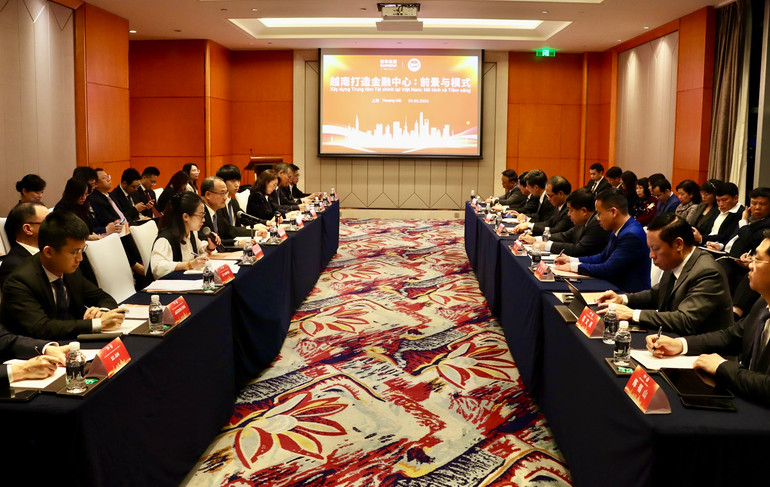 Đoàn công tác của Bộ Kế hoạch và Đầu tư tham dự toạ đàm về phát triển trung tâm tài chính quốc tế.