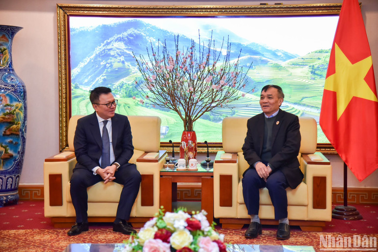 Tổng Biên tập Báo Nhân Dân Lê Quốc Minh trò chuyện cùng đồng chí Thượng tướng Phạm Hồng Hương, Phó Chủ tịch Hội Cựu chiến binh Việt Nam. (Ảnh: NHẬT QUANG)