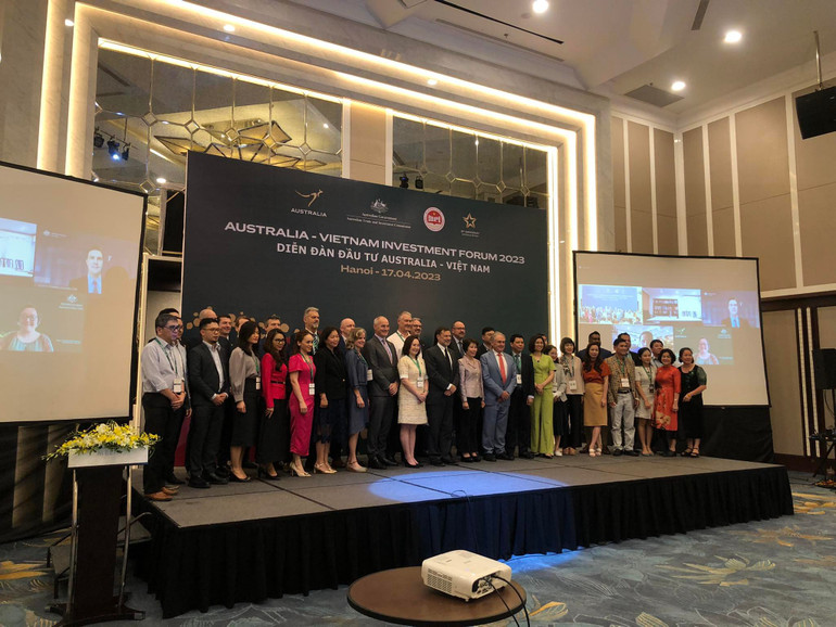 Các đại biểu chụp ảnh lưu niệm tại Diễn đàn.