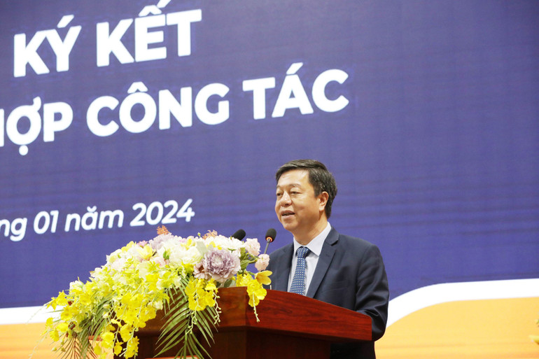 PGS, TS Vũ Trọng Lâm, Giám đốc - Tổng Biên tập Nhà xuất bản Chính trị quốc gia Sự thật phát biểu ý kiến. PGS, TS Vũ Trọng Lâm, Giám đốc - Tổng Biên tập Nhà xuất bản Chính trị quốc gia Sự thật phát biểu ý kiến.