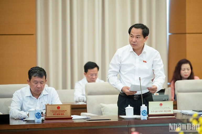 Chủ nhiệm Ủy ban Tài chính, Ngân sách Lê Quang Mạnh trình bày báo cáo tại phiên họp. (Ảnh: DUY LINH)
