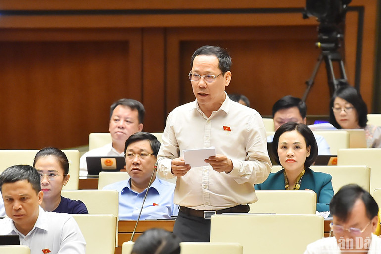 Đại biểu Trần Nhật Minh (đoàn Nghệ An) góp ý kiến vào dự thảo Luật Công đoàn (sửa đổi). (Ảnh: THỦY NGUYÊN)