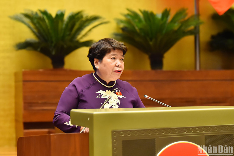 Chủ nhiệm Ủy ban Xã hội Nguyễn Thúy Anh trình bày báo cáo thẩm tra về dự án Luật Công đoàn (sửa đổi). (Ảnh: THỦY NGUYÊN)