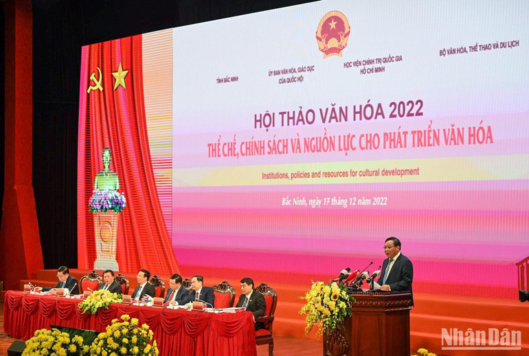 Đại biểu trình bày tham luận trong Phiên toàn thể. (Ảnh: DUY LINH)