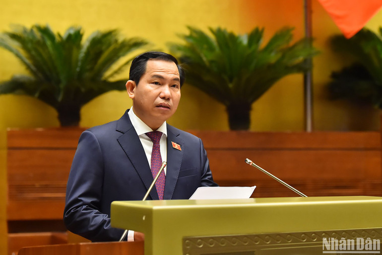 Chủ nhiệm Ủy ban Tài chính, Ngân sách Lê Quang Mạnh báo cáo giải trình, tiếp thu, chỉnh lý dự thảo Nghị quyết trước khi Quốc hội bấm nút thông qua. (Ảnh: THỦY NGUYÊN)