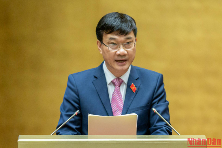 Chủ nhiệm Ủy ban Kinh tế của Quốc hội Vũ Hồng Thanh trình bày báo cáo thẩm tra dự án Luật Đất đai (sửa đổi). (Ảnh: DUY LINH)