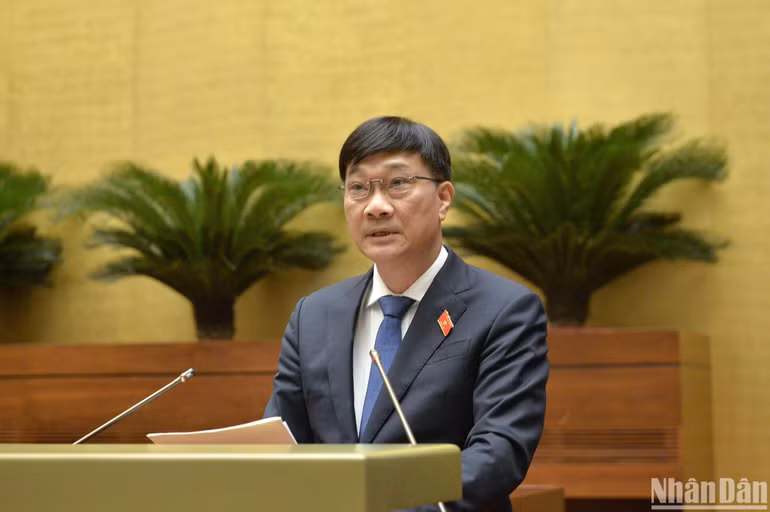Chủ nhiệm Ủy ban Kinh tế của Quốc hội Vũ Hồng Thanh trình bày báo cáo giải trình, tiếp thu, chỉnh lý dự thảo Nghị quyết trước khi Quốc hội bấm nút thông qua. (Ảnh: ĐĂNG KHOA)
