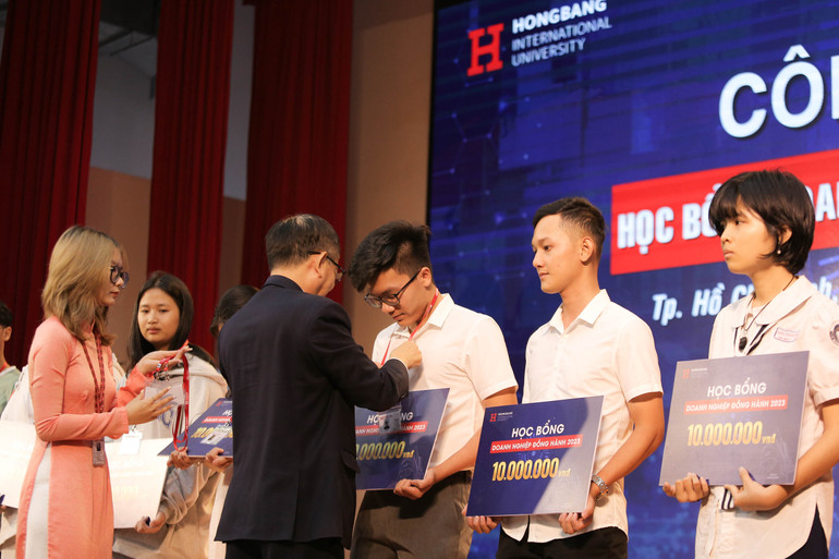 PGS.TS Lê Khắc Cường - Phó Hiệu trưởng HIU đang trao Học bổng Doanh nghiệp Đồng hành cho các thí sinh 2005 ngay tại buổi lễ công bố.