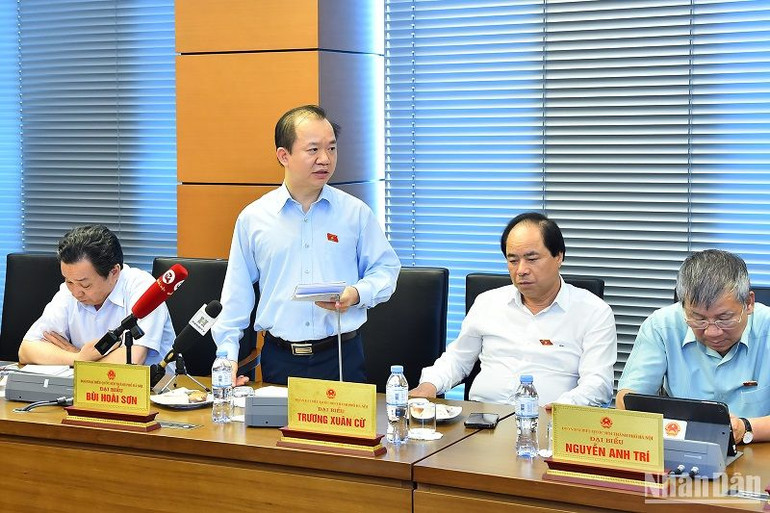 Đại biểu Bùi Hoài Sơn góp ý kiến vào dự thảo Nghị quyết chiều 30/5. (Ảnh: THỦY NGUYÊN) Đại biểu Bùi Hoài Sơn góp ý kiến vào dự thảo Nghị quyết chiều 30/5. (Ảnh: THỦY NGUYÊN)