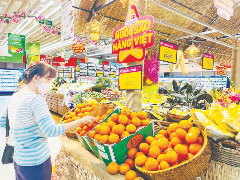 Việc sử dụng hàng Việt không chỉ là một hành động kinh tế, mà còn là một hành động thể hiện lòng yêu nước, tinh thần đoàn kết, trách nhiệm với quốc gia, dân tộc. (Ảnh minh họa)