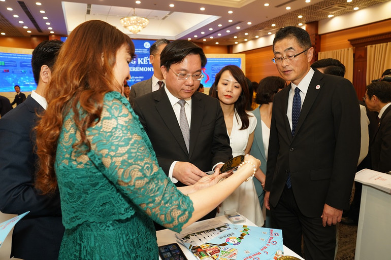 Các đại biểu tham quan gian hàng của các doanh nghiệp nhỏ và vừa được nhận hỗ trợ kỹ thuật của dự án.