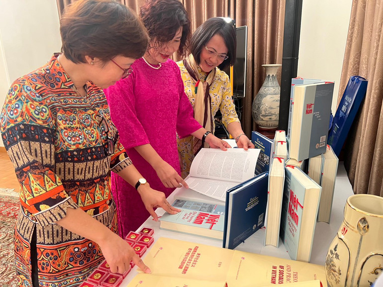 Các đại biểu tìm hiểu về cuốn sách của Anh hùng Lực lượng vũ trang nhân dân Việt Nam Kostas Sarantidis - Nguyễn Văn Lập bên lề tọa đàm. Các đại biểu tìm hiểu về cuốn sách của Anh hùng Lực lượng vũ trang nhân dân Việt Nam Kostas Sarantidis - Nguyễn Văn Lập bên lề tọa đàm.