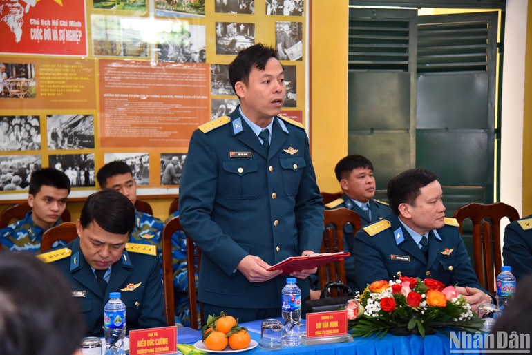 Trung tá Bùi Văn Minh, Chính ủy Trung đoàn 218 cảm ơn tình cảm, sự quan tâm đặc biệt mà Báo Nhân Dân dành cho cán bộ, chiến sĩ Trung đoàn. (Ảnh: NHẬT QUANG)