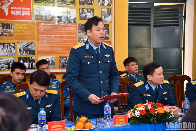 Trung tá Bùi Văn Minh, Chính ủy Trung đoàn 218 cảm ơn tình cảm, sự quan tâm đặc biệt mà Báo Nhân Dân dành cho cán bộ, chiến sĩ Trung đoàn. (Ảnh: NHẬT QUANG)