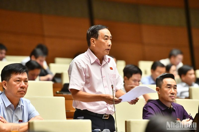 Đại biểu Phạm Văn Hòa đặt câu hỏi chất vấn. (Ảnh: ĐĂNG KHOA)