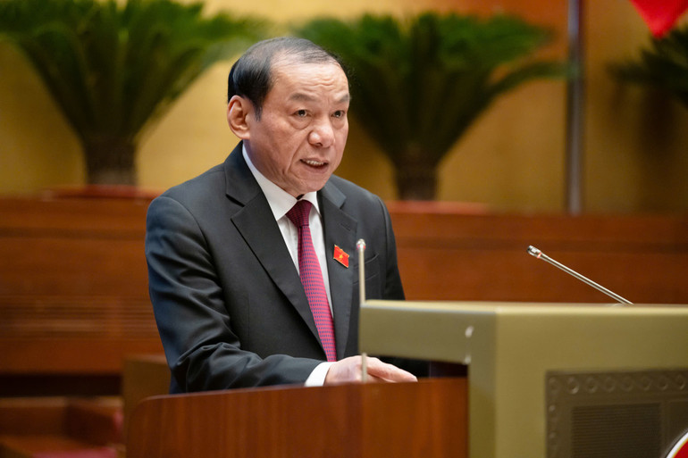 Bộ trưởng Văn hóa, Thể thao và Du lịch Nguyễn Văn Hùng trình bày tờ trình tóm tắt dự án Luật. (Ảnh: THỦY NGUYÊN) Bộ trưởng Văn hóa, Thể thao và Du lịch Nguyễn Văn Hùng trình bày tờ trình tóm tắt dự án Luật. (Ảnh: THỦY NGUYÊN)