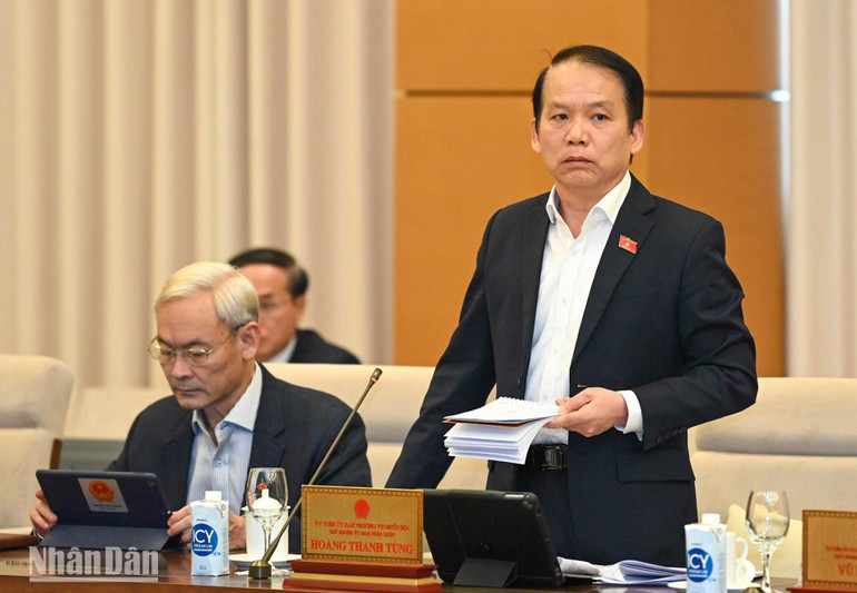 Chủ nhiệm Ủy ban Pháp luật của Quốc hội Hoàng Thanh Tùng cho ý kiến vào dự thảo Pháp lệnh. (Ảnh: DUY LINH)