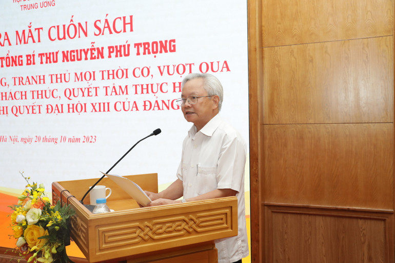 Phó Chủ tịch Thường trực Hội đồng Lý luận Trung ương Tạ Ngọc Tấn giới thiệu nội dung chính của cuốn sách.