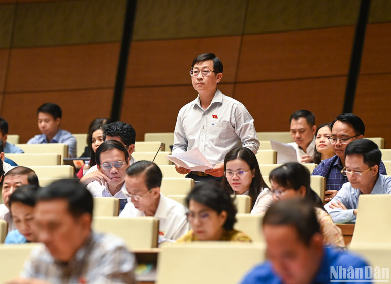 Đại biểu Nguyễn Hữu Thông (đoàn Bình Thuận) phát biểu ý kiến. (Ảnh: DUY LINH) Đại biểu Nguyễn Hữu Thông (đoàn Bình Thuận) phát biểu ý kiến. (Ảnh: DUY LINH)