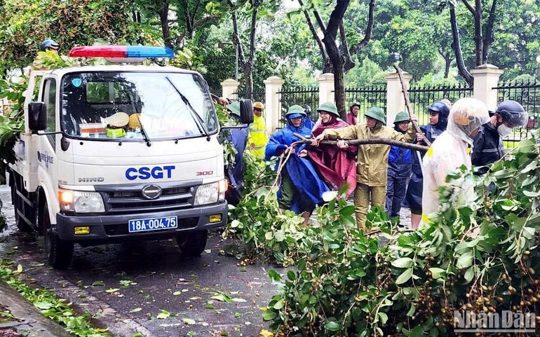 Lực lượng ứng trực thành phố Nam Định tập trung khắc phục hậu quả bão. (Ảnh: XUÂN TRƯỜNG) Lực lượng ứng trực thành phố Nam Định tập trung khắc phục hậu quả bão. (Ảnh: XUÂN TRƯỜNG)