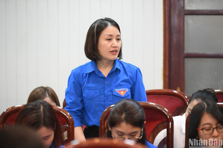 Phóng viên Thái Linh (Ban Thời nay) đặt câu hỏi tại diễn đàn đối thoại với Tổng Biên tập Báo Nhân Dân Lê Quốc Minh. (Ảnh: THÀNH ĐẠT)